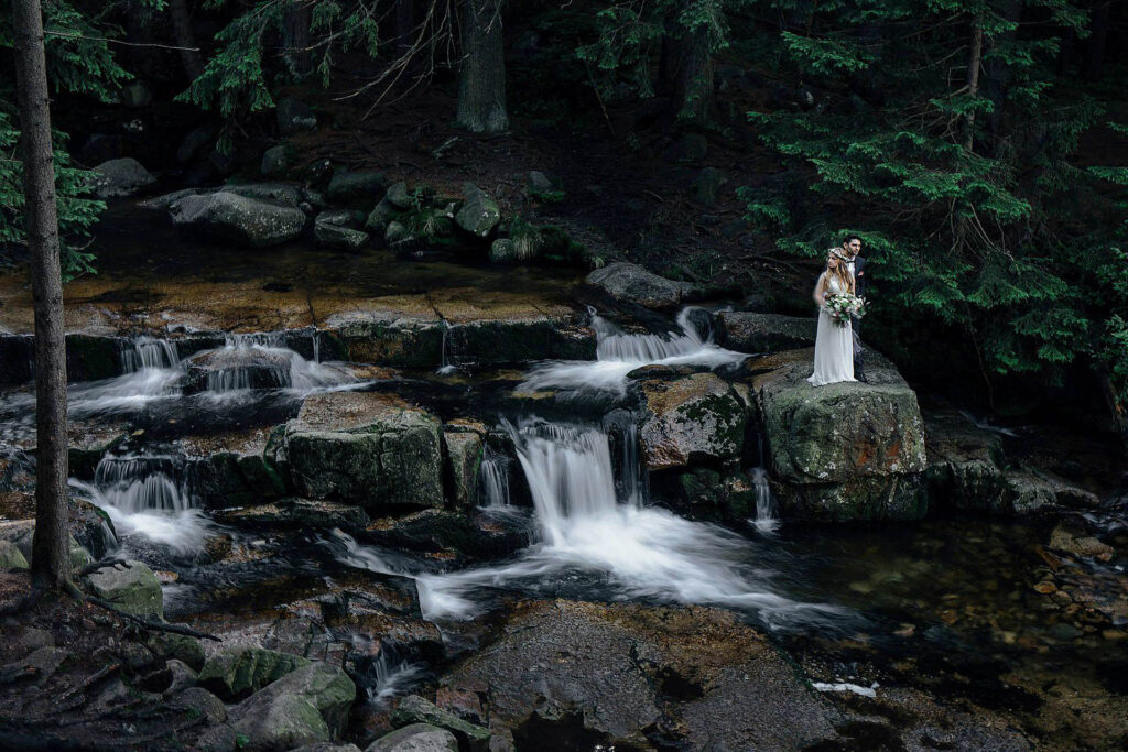 Sesja ślubna w lesie nad wodospadem w Karpaczu