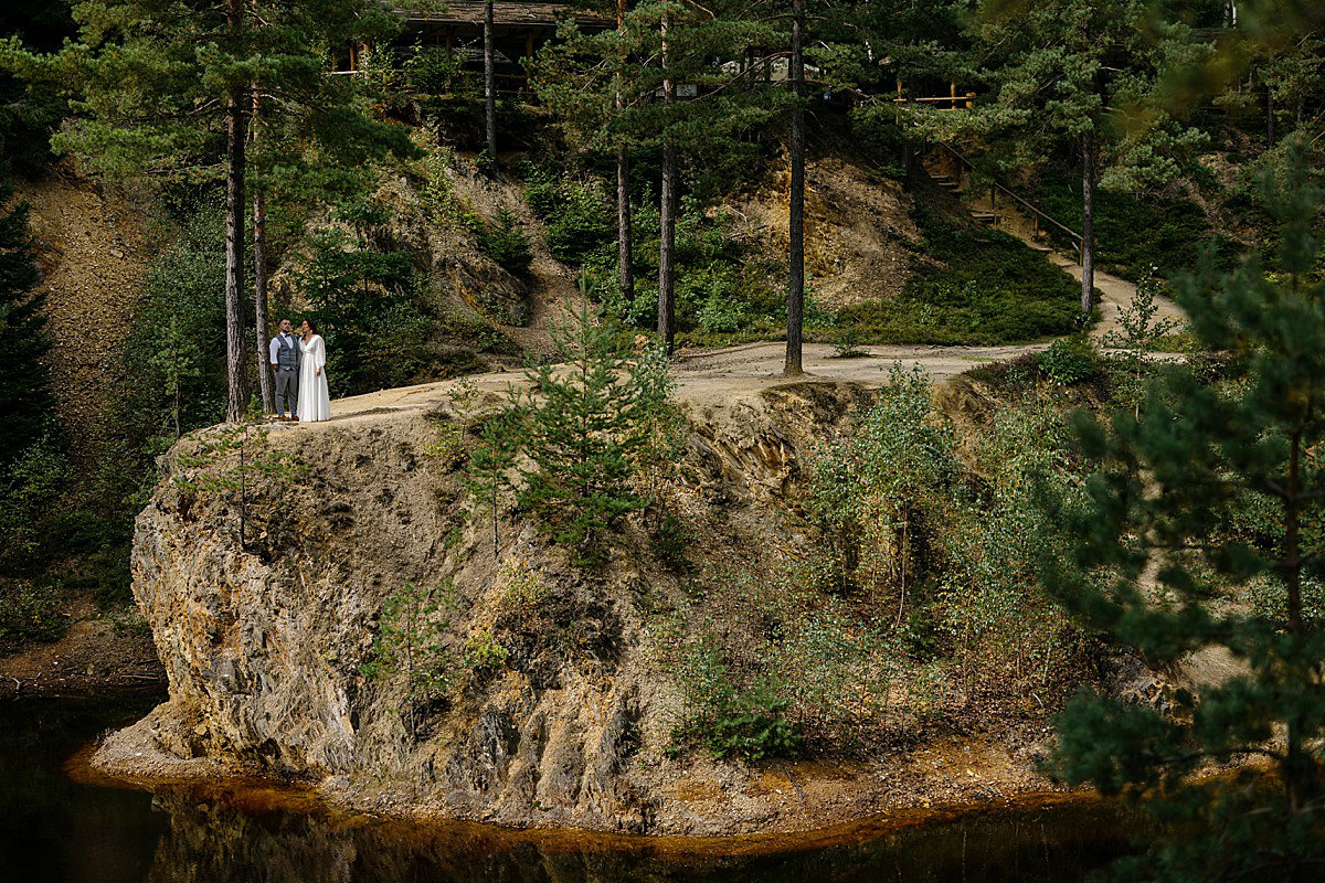 Zdjęcia ślubne w kolorowych jeziorkach